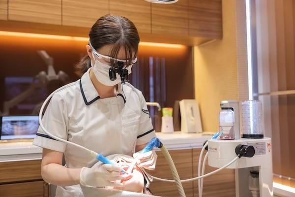 スケーリング（歯石除去）中の様子